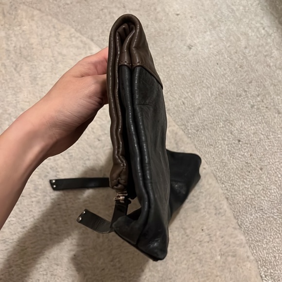 Kenneth Cole Reaction two toned Leather clutch with unique zipper detail - Picture 8 of 8